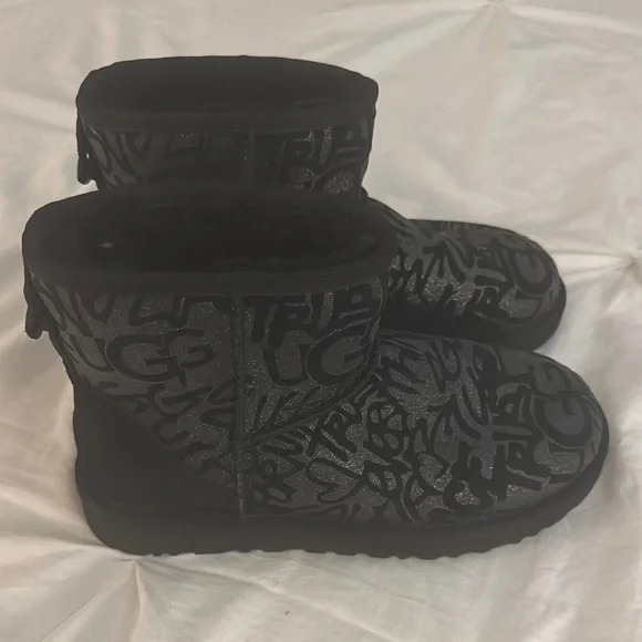 UGG Boots Black and Gray Patterned - Picture 3 of 10
